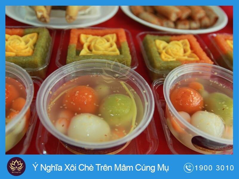 Xôi chè trên mâm cúng Mụ
